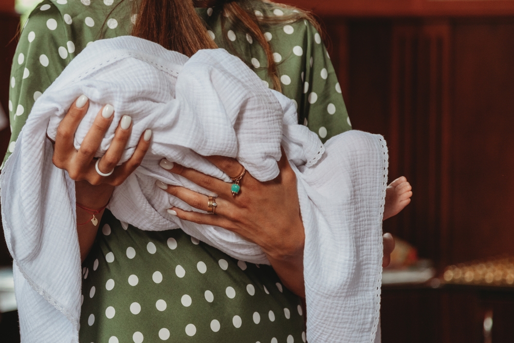 Comment doit s'habiller la marraine pour un baptême